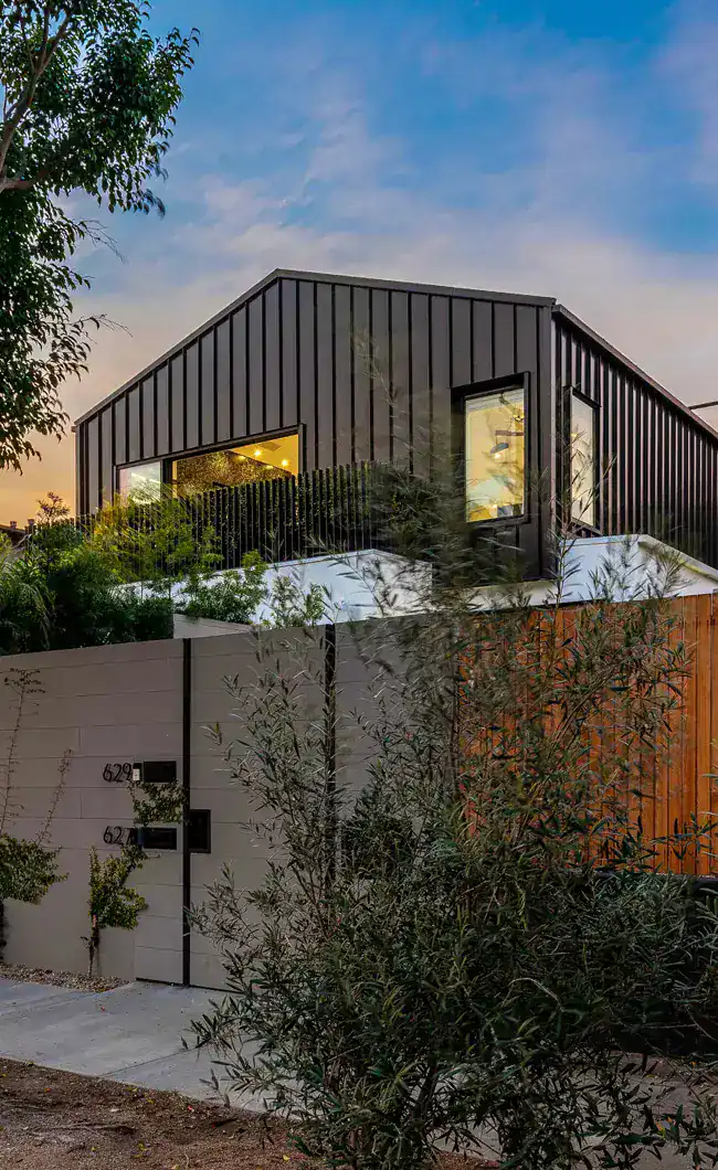 Modern hillside residence with indoor-outdoor living by Bittoni Architects, showcasing Los Angeles' contemporary residential design.